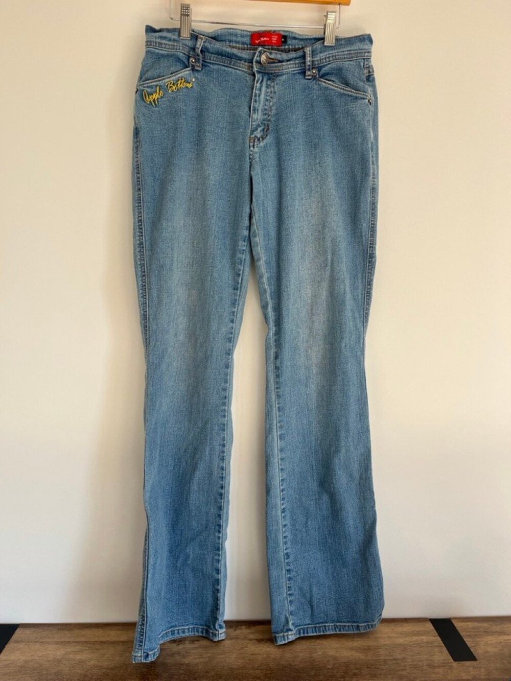 Apple Bottoms Jeans Embroidered Apple Pocket Medium Wash 8 Y2K